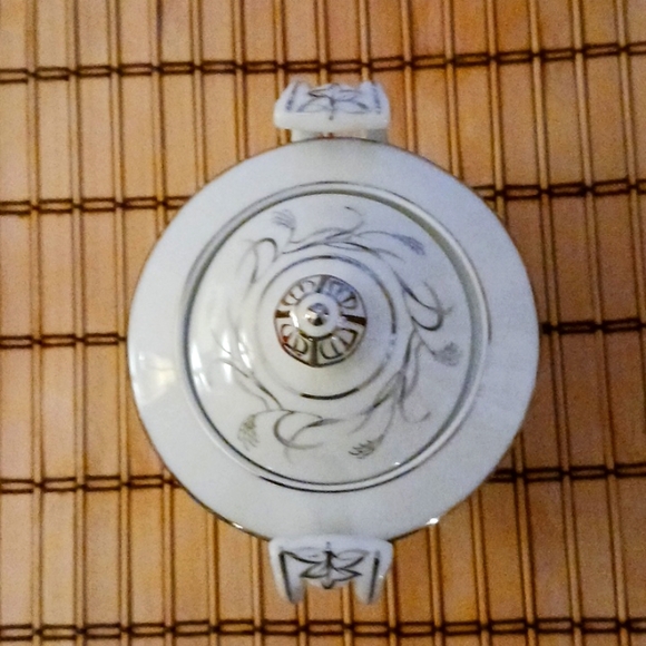 Vintage China - Platinum Garland Sugar Bowl & Lid manufactured by Harmony House - Picture 5 of 16